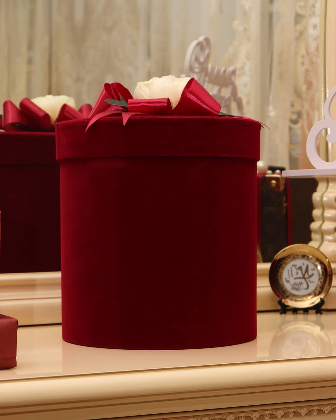 Caixa cilíndrica vermelha com laço decorativo