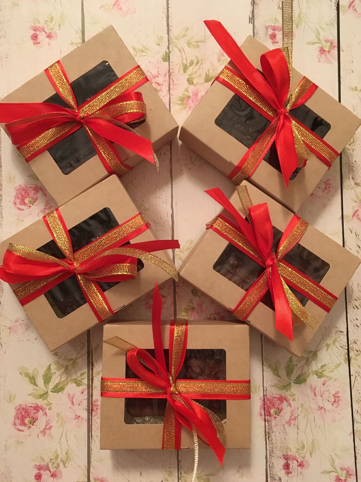 Embalagens kraft com janela e fita decorativa